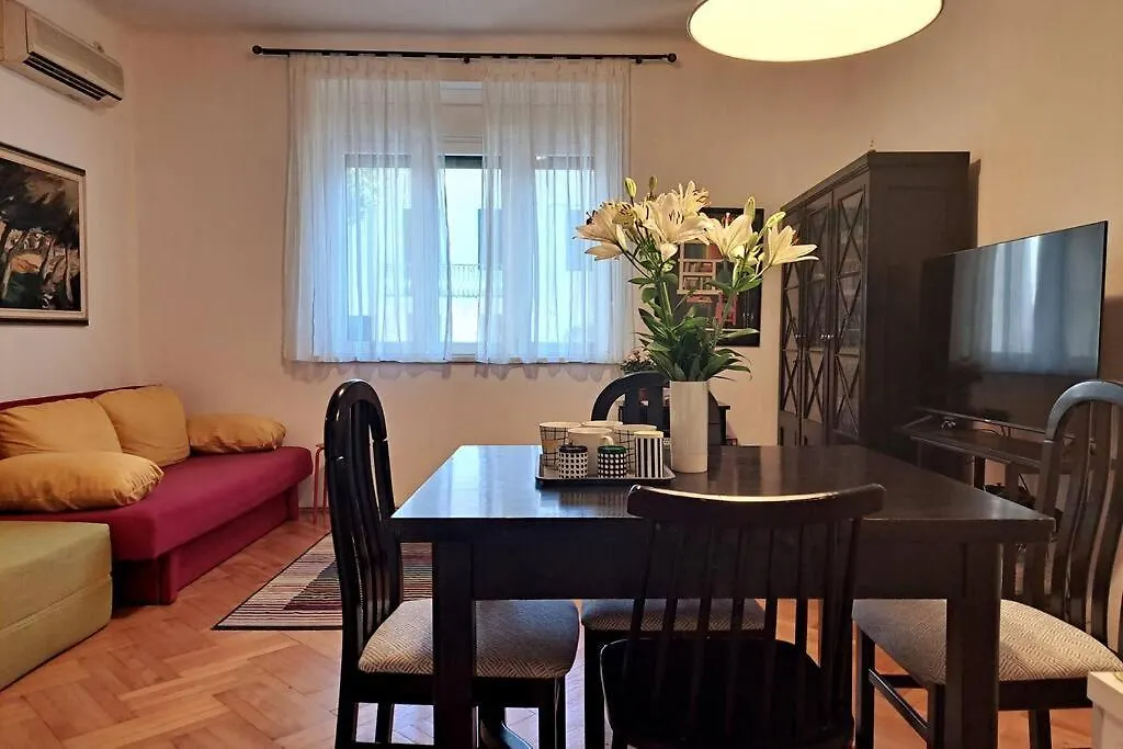 Emaus Garden - City Center & 2 Bth Split