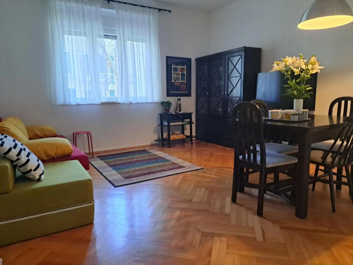 Emaus Garden - City Center & 2 Bth Split