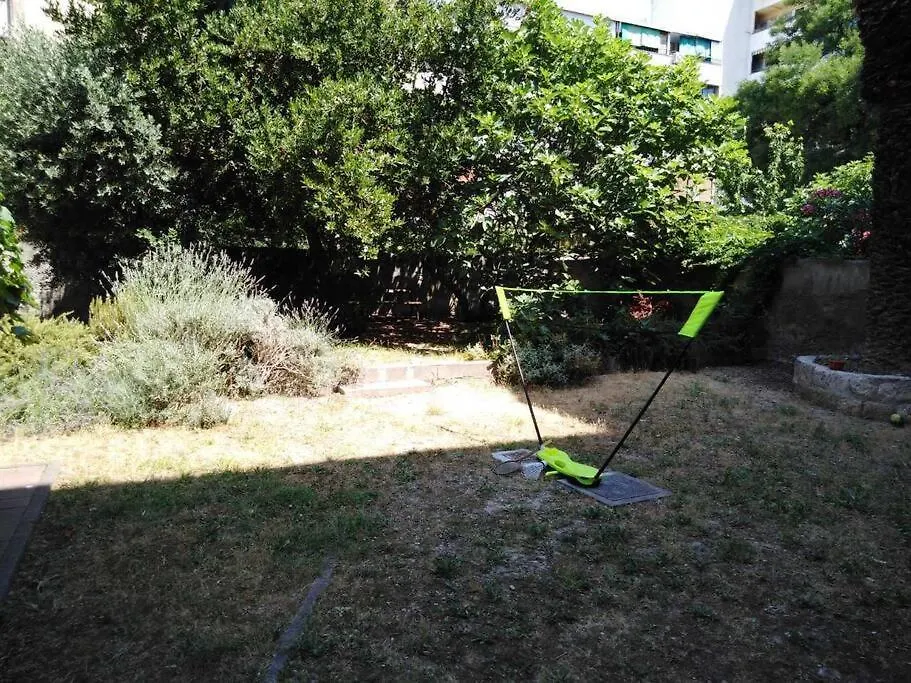Emaus Garden - City Center & 2 Bth Split Daire