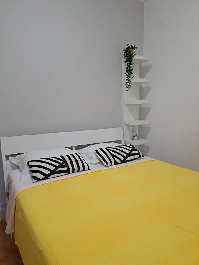 Emaus Garden - City Center & 2 Bth Split Daire